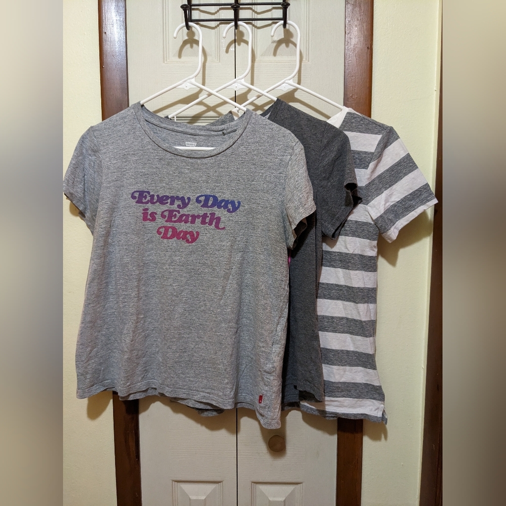 BUNDLE of 3 Girls Gray T-shirts Levi's Aeropostale and Old Navy Size Medium
